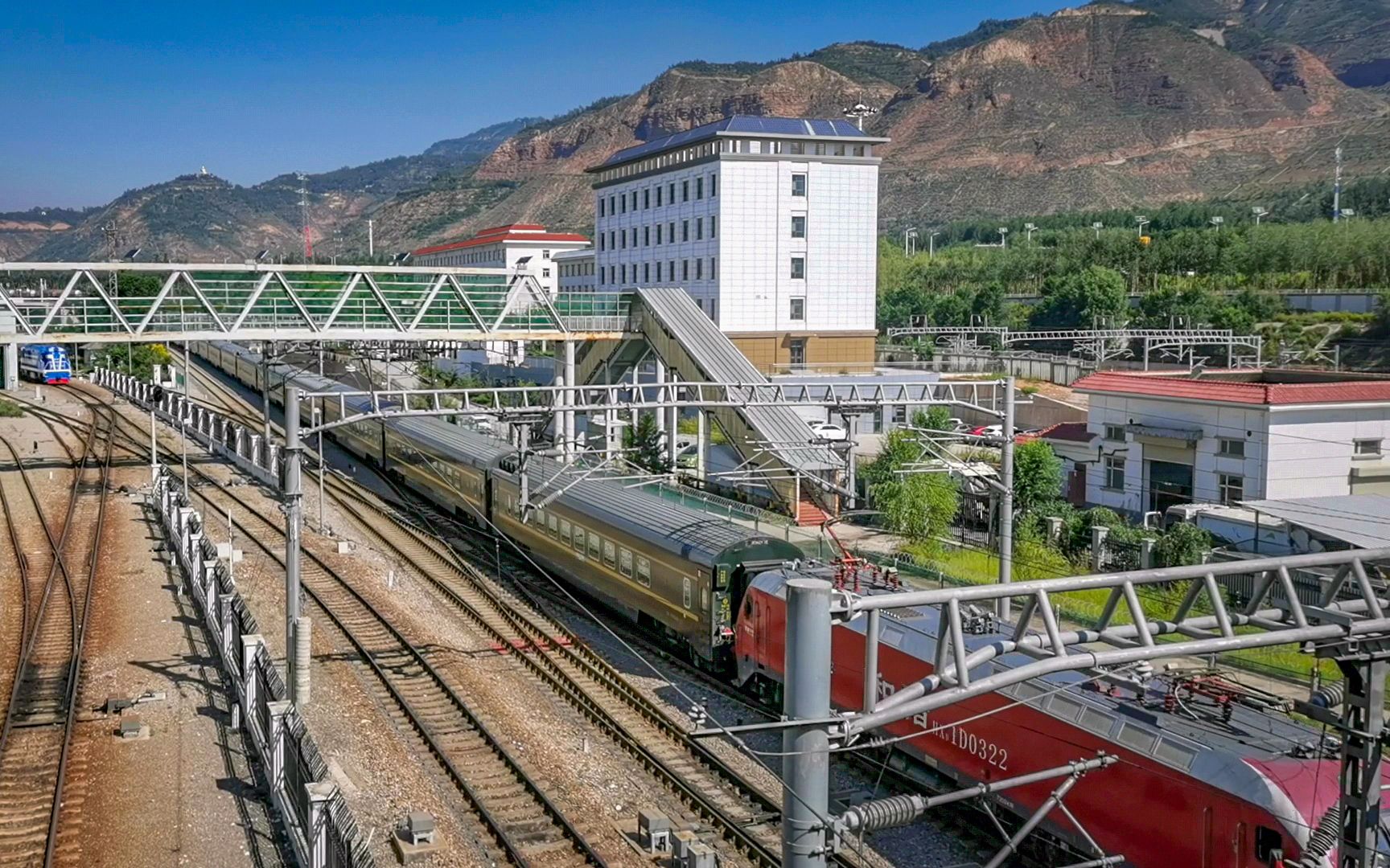 青藏宁段hxd1d电力机车0322号机牵引拉萨广州西宁z266次列车驶入青藏