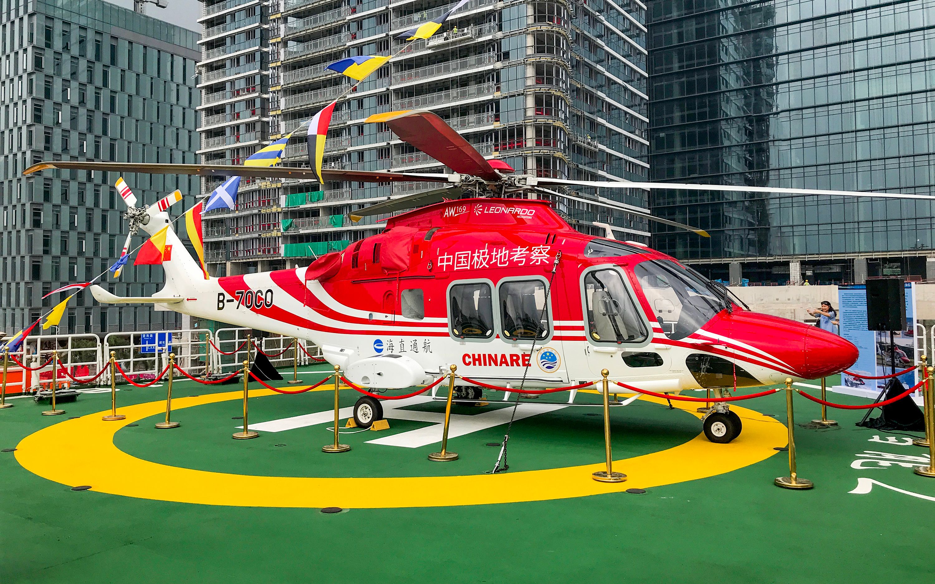 参观南极科考船【雪龙2号】 看舰载aw169直升机