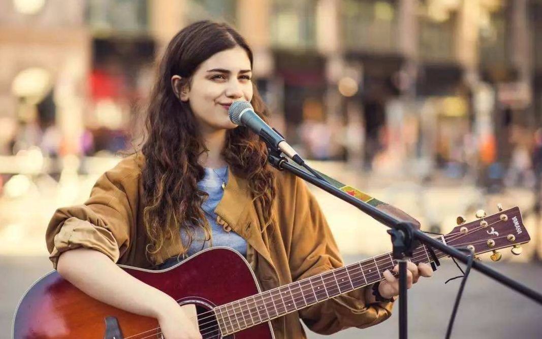 国外网红rudy mancuso和女朋友小姐姐maia mitchell街头突然尬唱,唱的