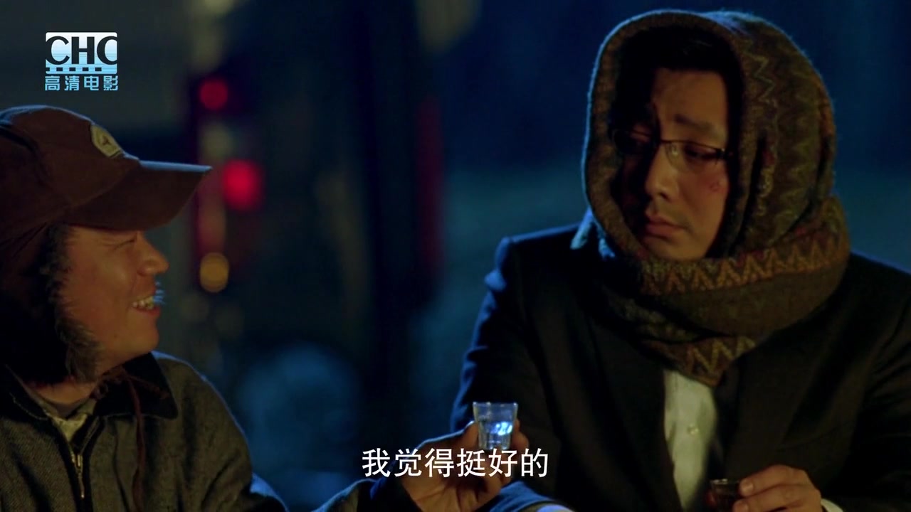人在囧途:二人野外生起篝火，吃着泡面，喝起小酒，畅谈成功，这就算 过年了