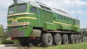 Скачать видео: 超级巨无霸火车头越野车