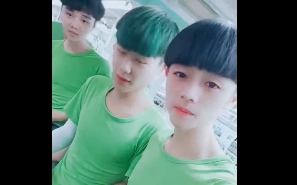 精神小伙兄弟你不仅衣服绿头上也有点绿阿