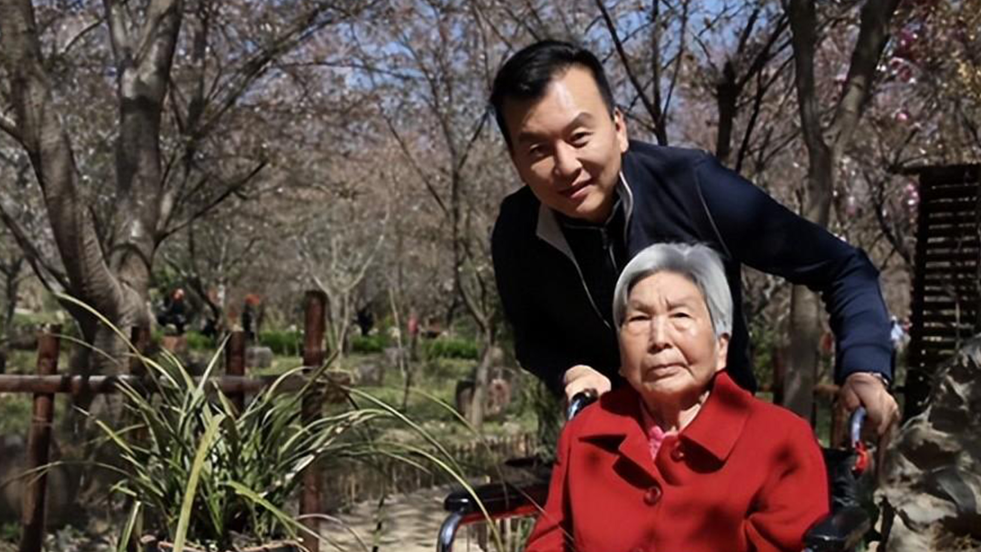 央视主持人张泽群公开母亲离世最后画面,亲吻母亲额头惹人泪目