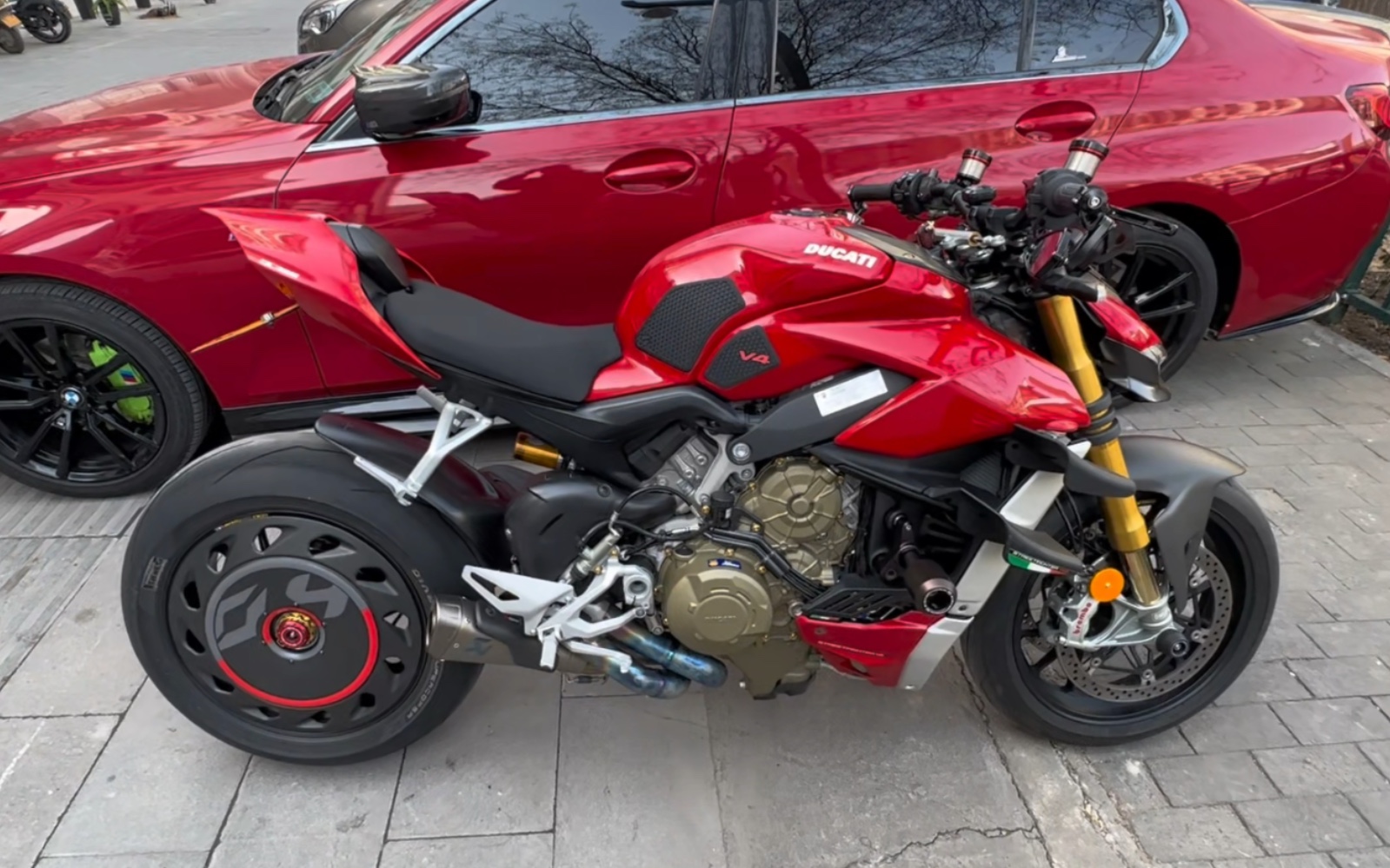 【苏打】今天带大家看看我的这台杜卡迪v4s街霸,刚刚入驻b站,希望大家