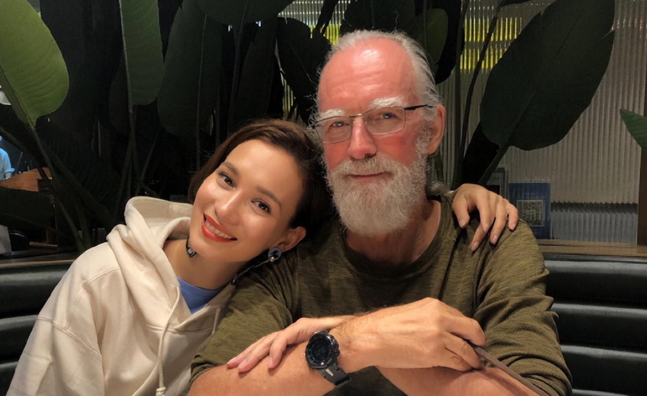 卢靖姗孕晚期拍大片首谈父亲离世称一度崩溃几乎陷入抑郁状态