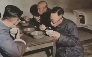 Download Video: 1951年，溥仪在监狱吃饭的照片，穿着干净整洁，小分头梳的一丝不乱