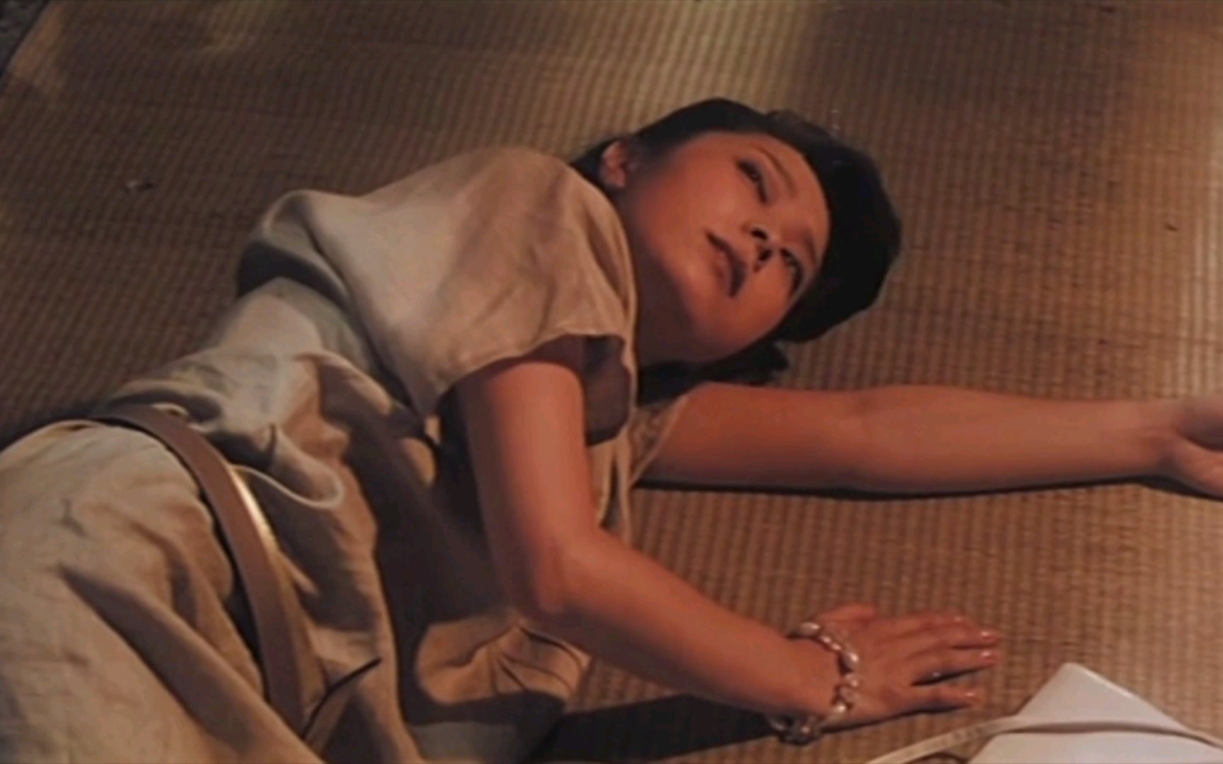 日本美女被强抢上车喂药拍写真