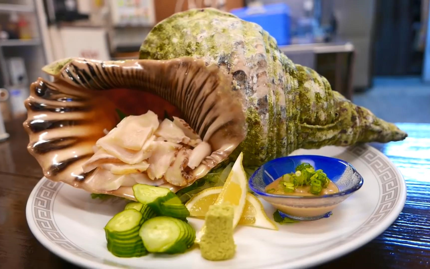 【日本美食】 - 巨大的海螺生魚片 沖繩島海鮮