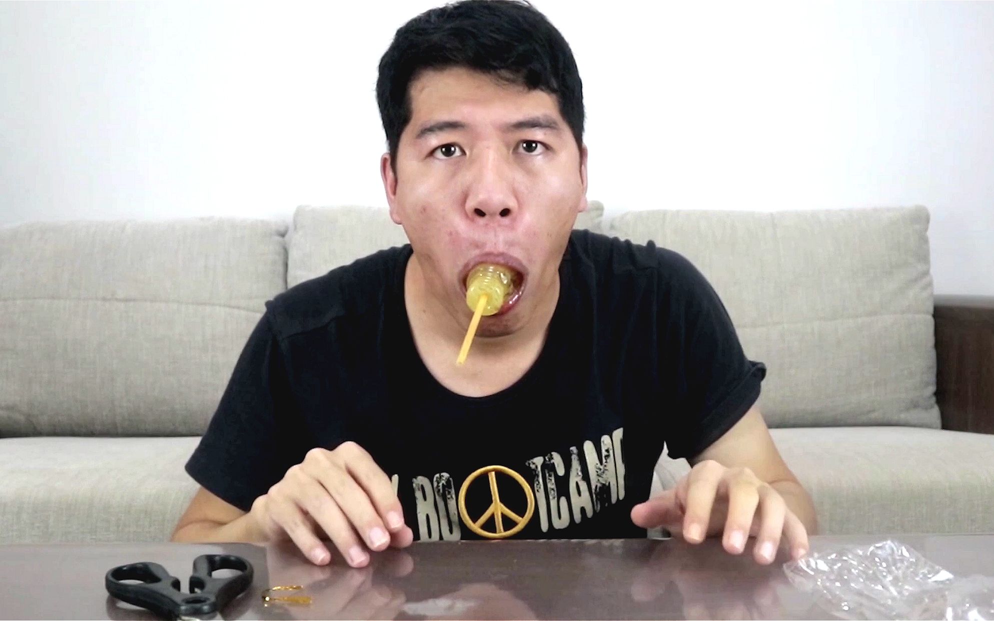 小伙为了证明嘴巴大作死挑战灯泡糖,你不来看看?