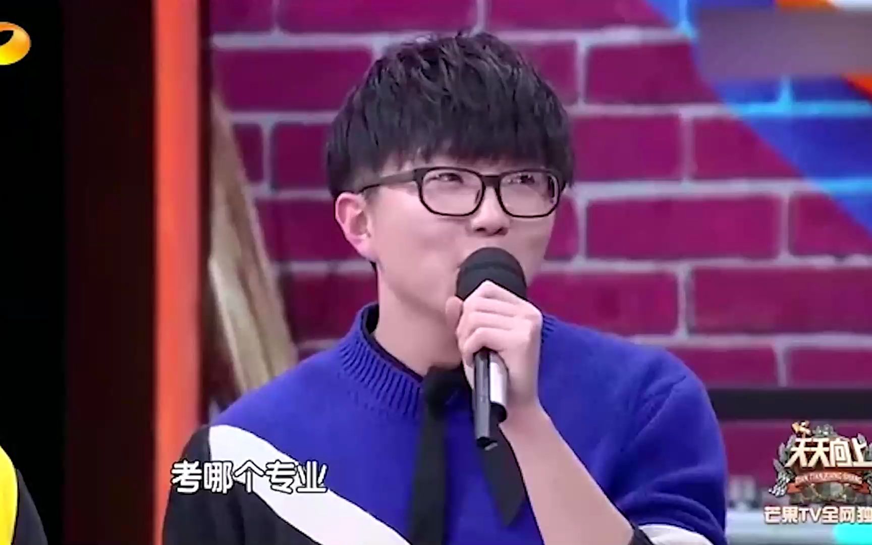 毛不易耿直片段:毛不易爸爸穿着貂皮接机,毛毛耿直吐槽:不环保