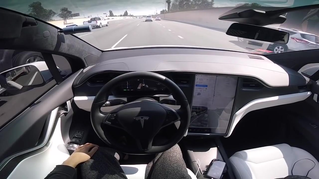 特斯拉自动驾驶仪通过自动换道提高日常驾驶性能