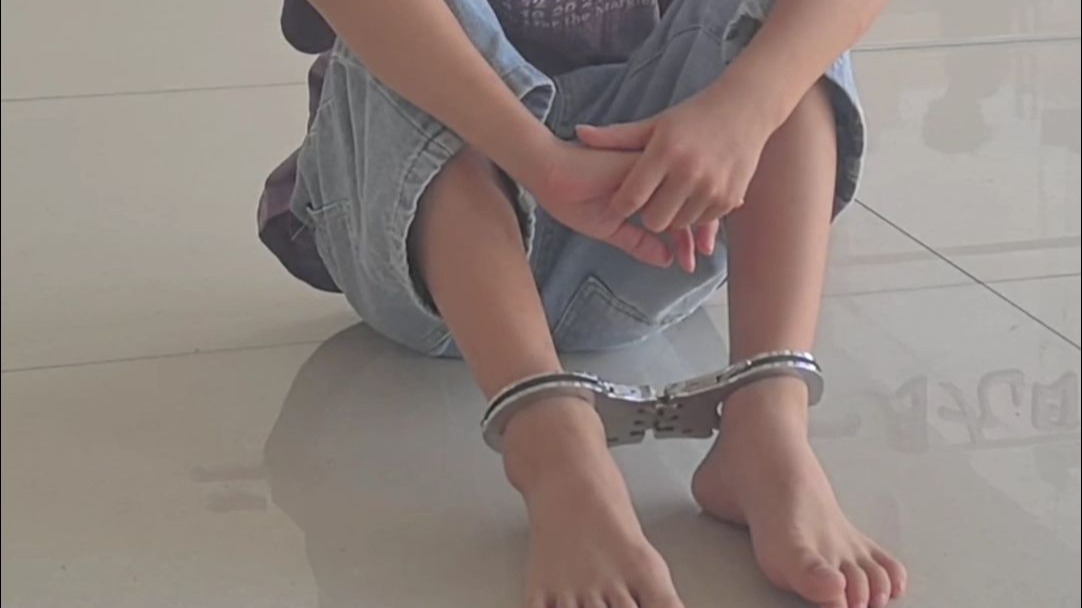 男孩用手铐铐住了自己的脚,上门求助消防员
