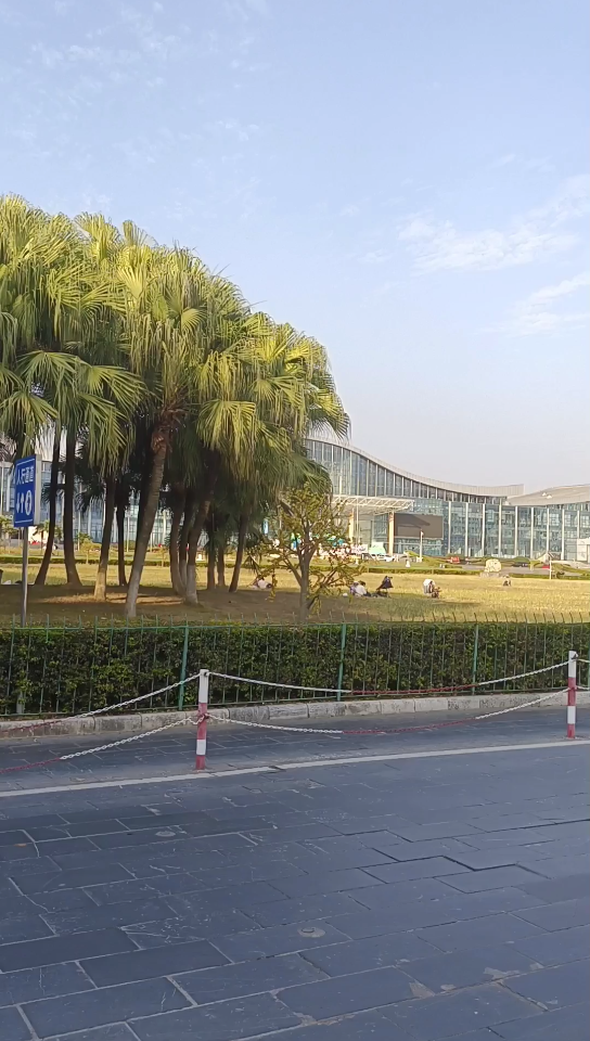 桂林甲天下广场会展中心象一支展翅高飞的雄鹰,前面是一片绿地,市民常