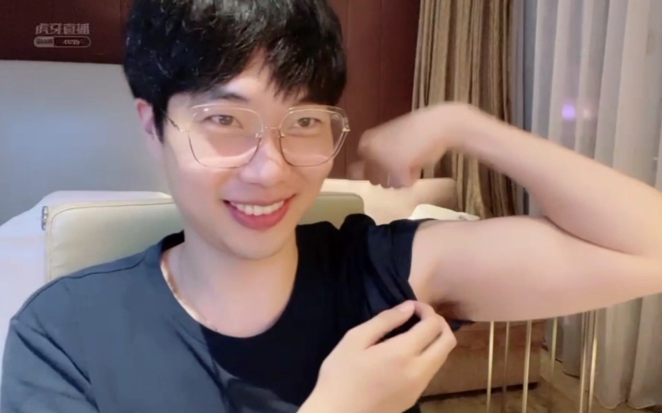 【刘小怂】怂哥健身效果|胸肌结实,很多人摸过都说好