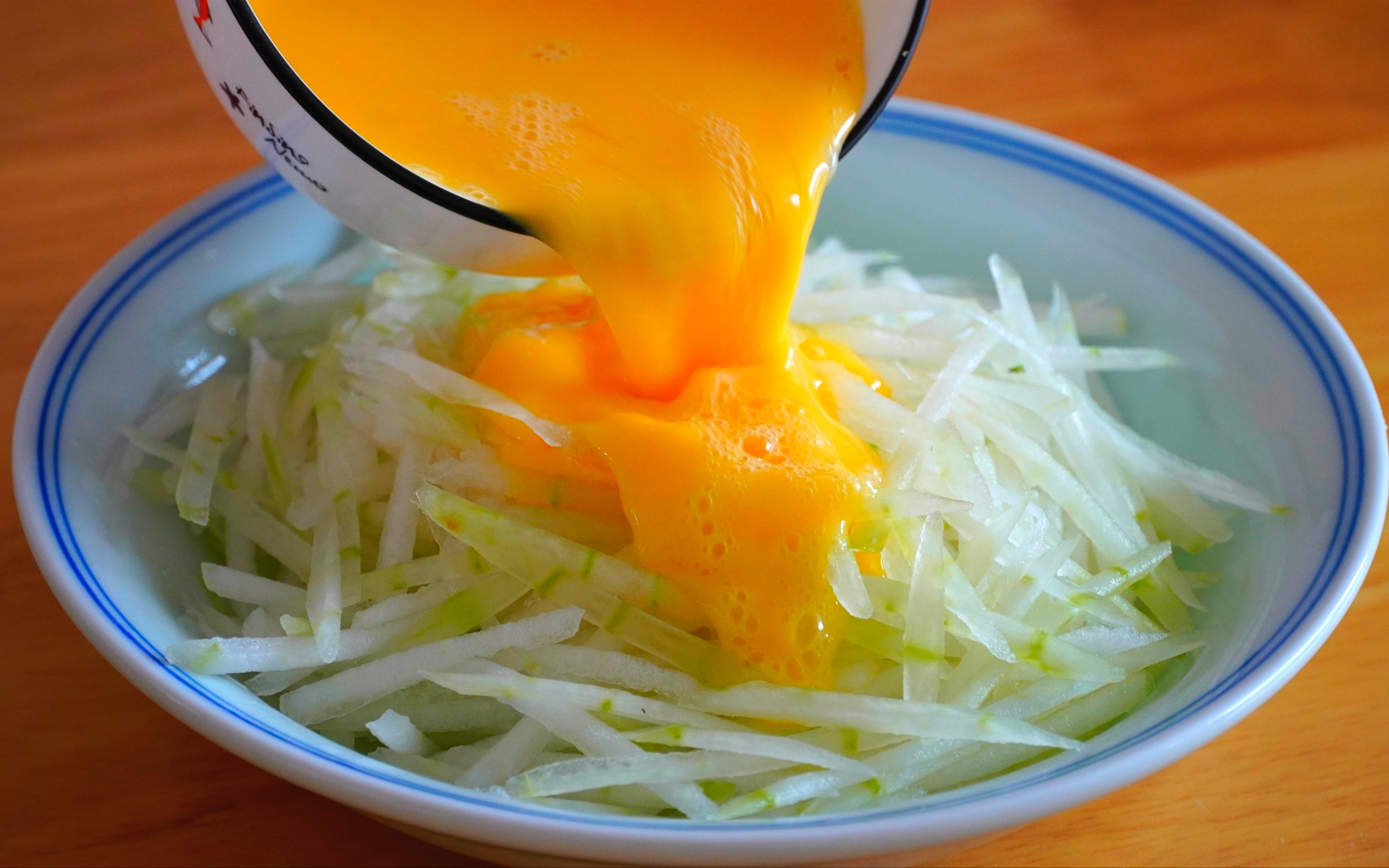 【冬瓜烙】冬瓜别炖汤了,加上2个鸡蛋,做个冬瓜烙,隔壁小孩都馋哭系列