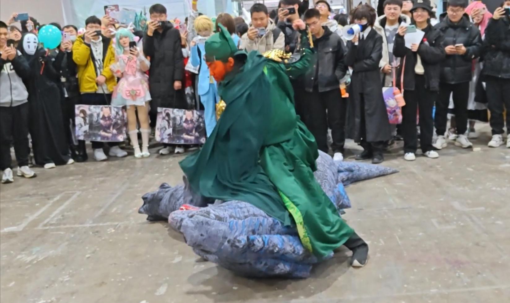 关羽大战哥斯拉,此酒已凉