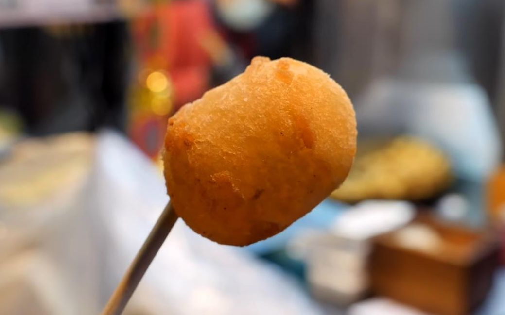 台湾逢甲夜市,油炸地瓜球,香气四溢