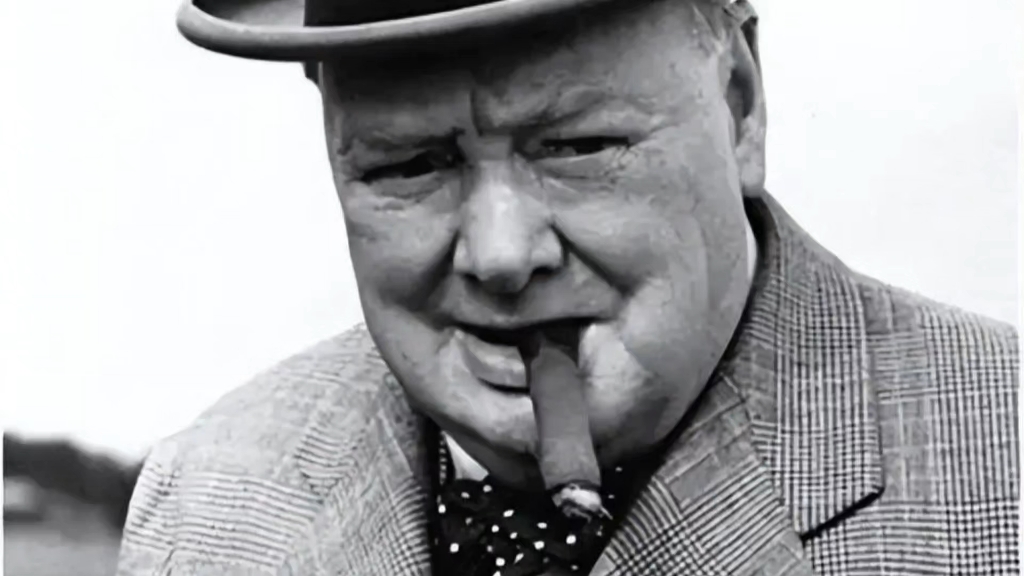 大佬的微笑!西装革履,叼着烟斗英国首相丘吉尔.