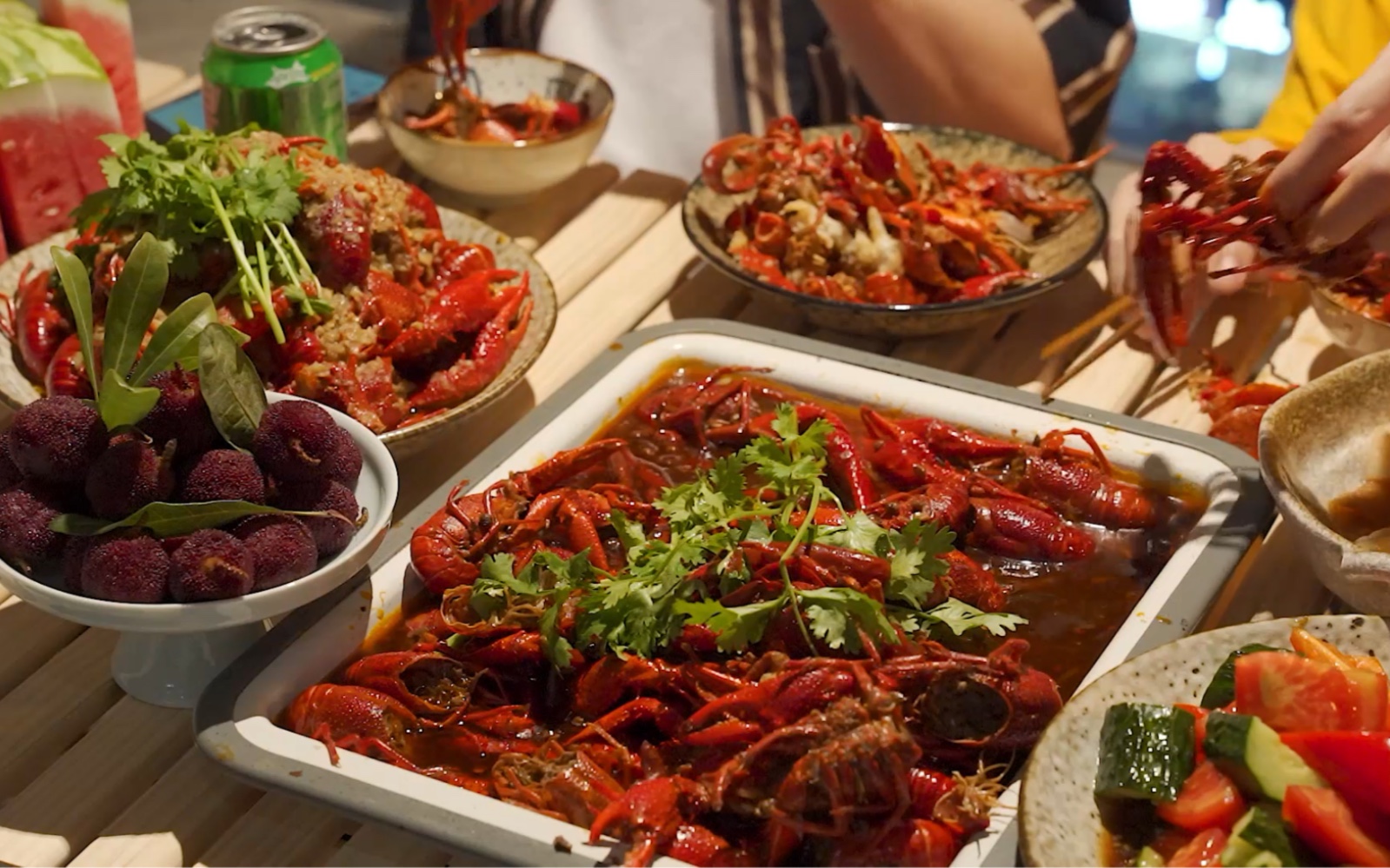活动  小龙虾聚餐