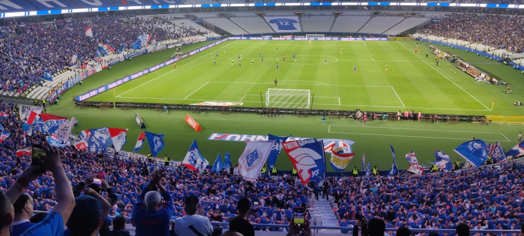 中国足球没氛围?来感受申花死忠看台的激情