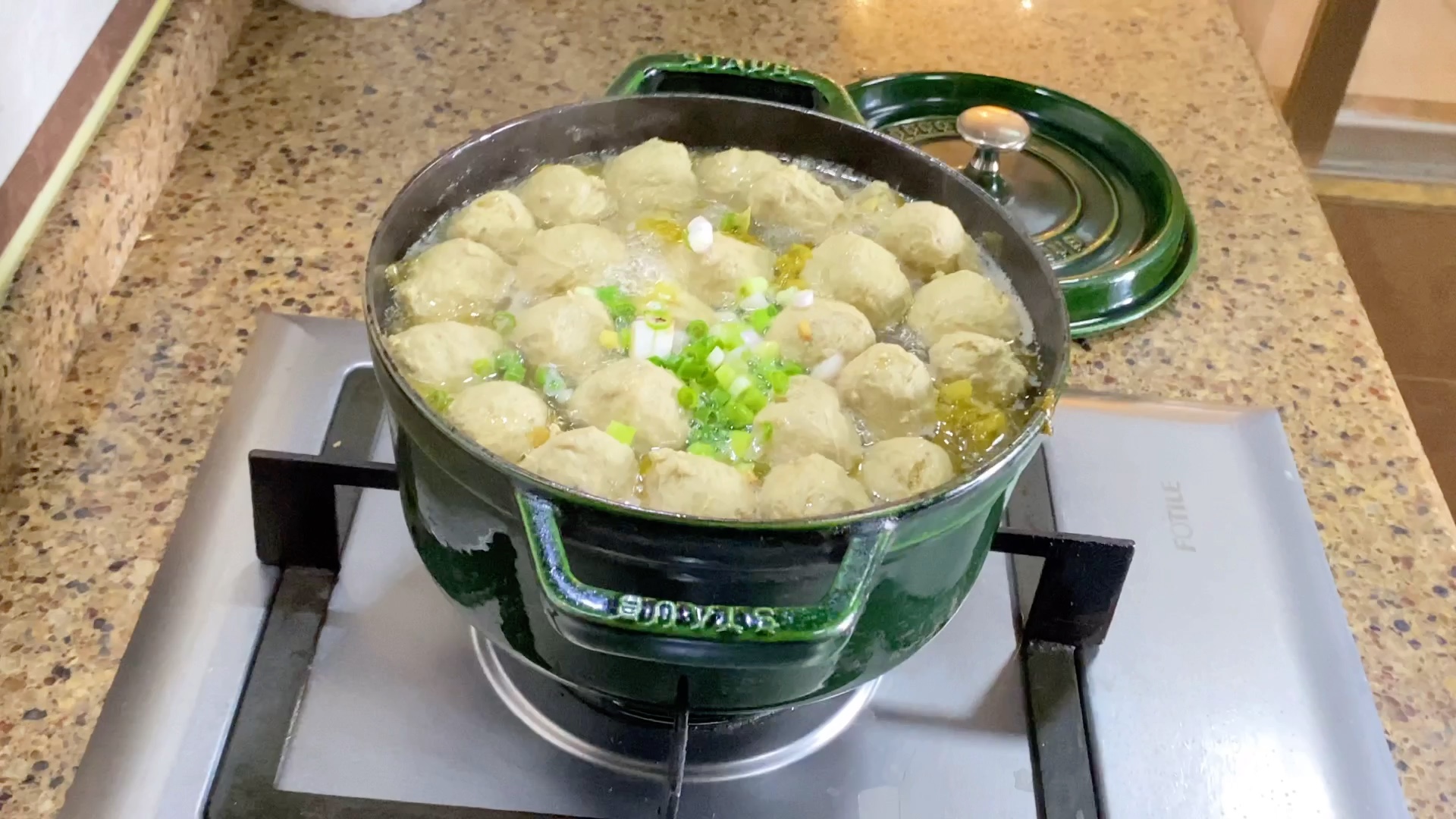 小姨的酸菜粉丝丸子汤