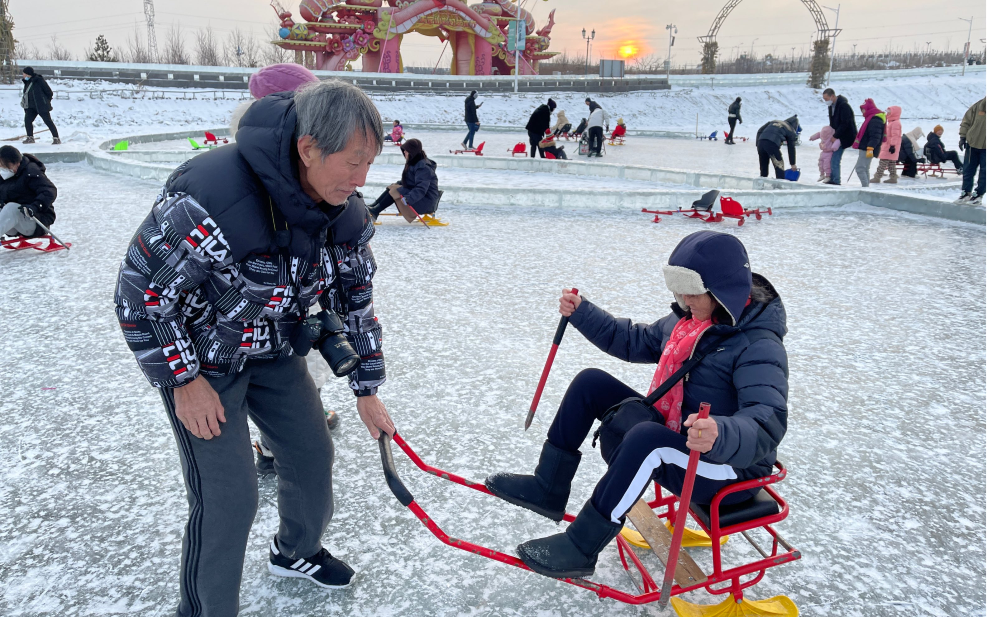 长春冰雪新天地游乐设施免费,没想到爸妈会滑冰车,开心回童年哔哩哔哩bilibili