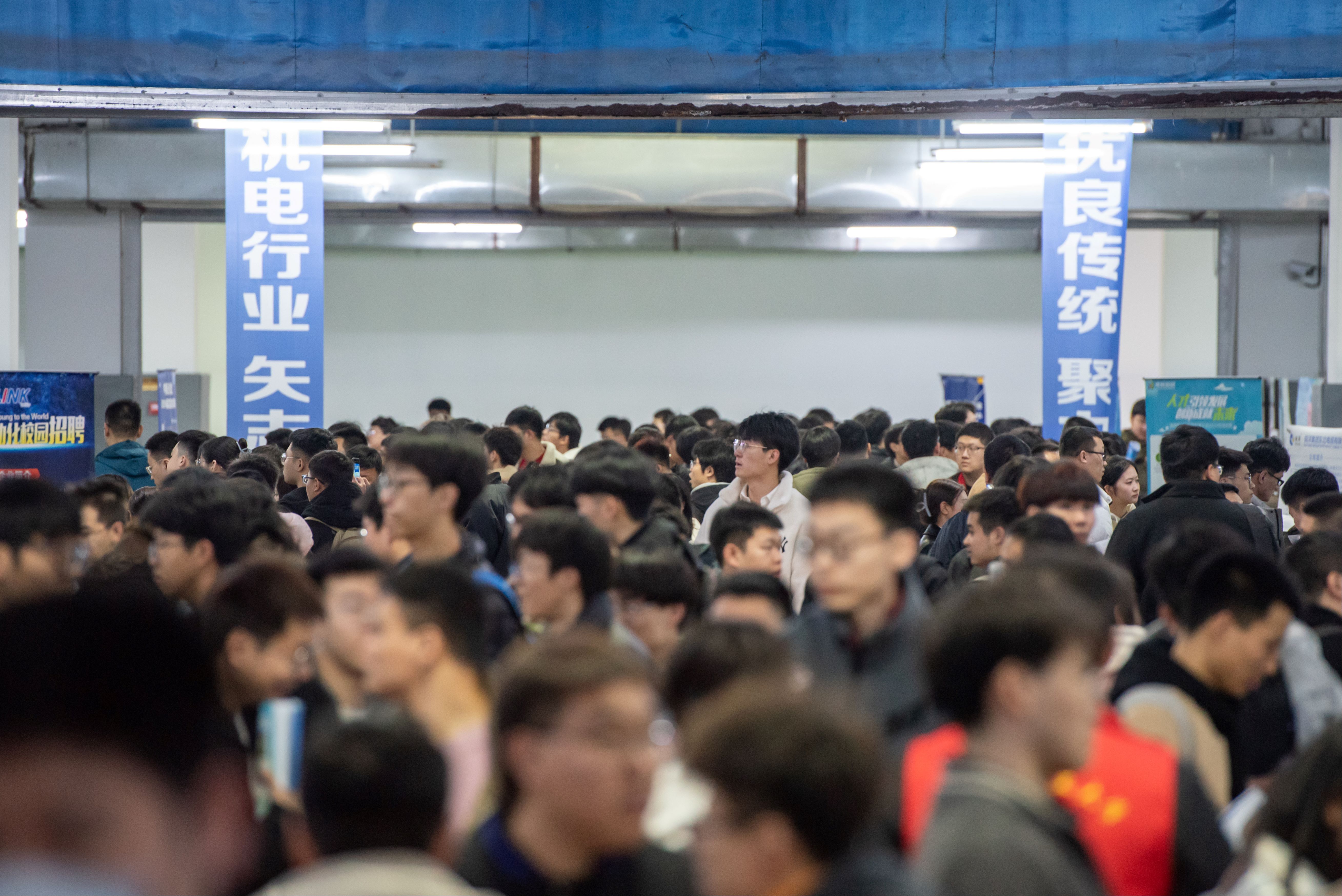 就业岗位21604个!1.6万人次参会!学校成功举办2024届毕业生大型双选会哔哩哔哩bilibili