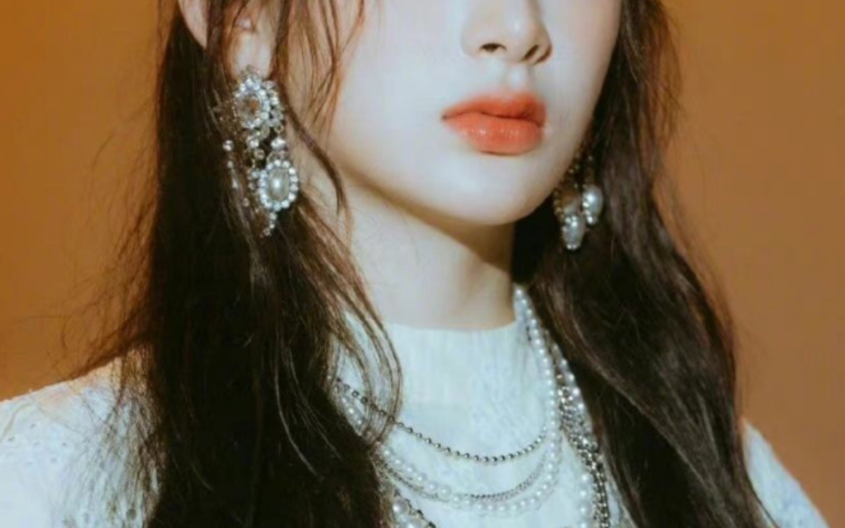 清纯又妩媚的人间富贵花拥有优越的五官从小美到大氛围感拉满的大美女