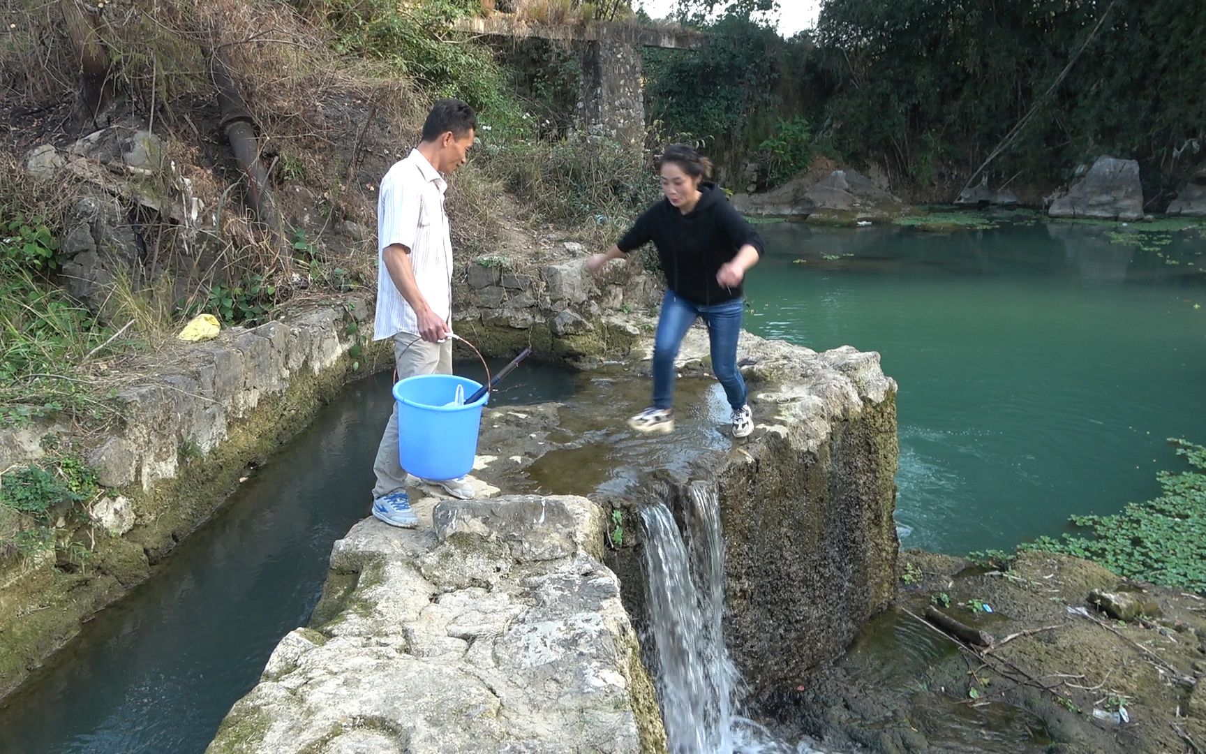 小钟和表妹流水地方野钓,鱼口不错,流水处捡到几个漂亮的河蚌哔哩哔哩bilibili