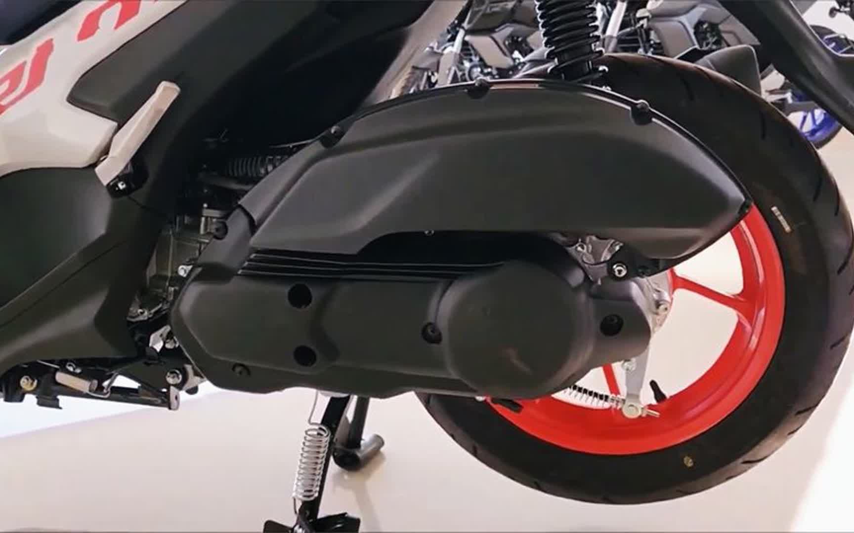 2023款雅马哈aerox155踏板车,油耗2.2,高颜值配abs,售15700元