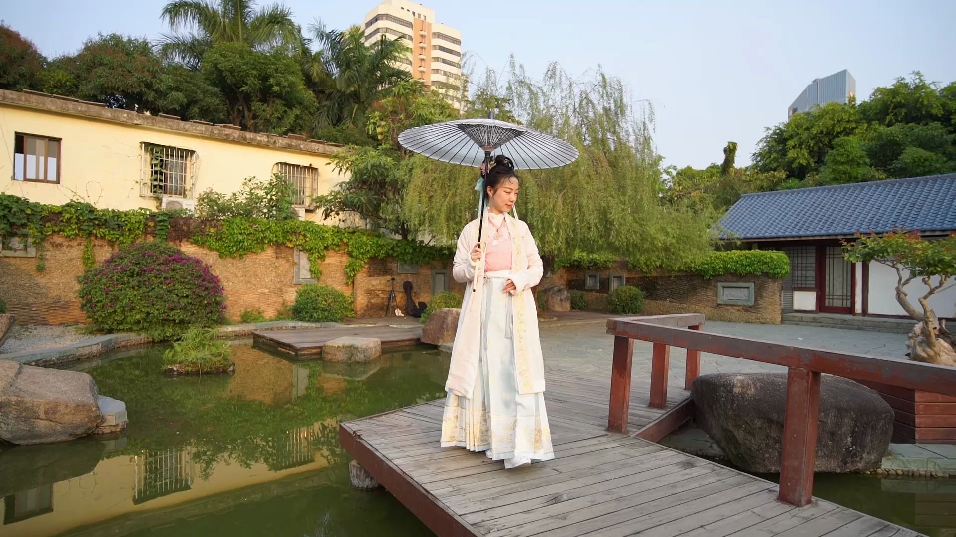 [图]春风桃李花开日，秋雨梧桐叶落时