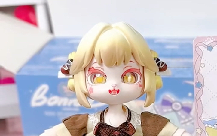 京东潮玩尊嘟好玩:来拆新玩具啦 恐龙妹尿布手办 独特夜光效果 超幻彩