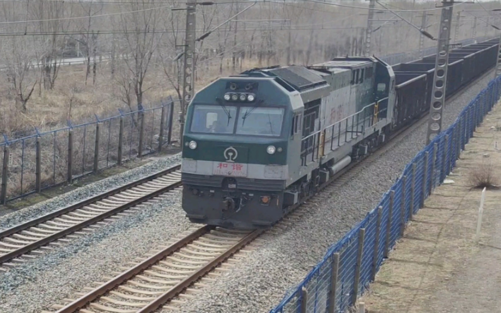 抚顺拍车系列2022040524525次梅河口机务段hxn52026牵引货列瓢儿屯站