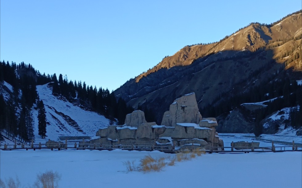 冬日的天山大峡谷照壁山