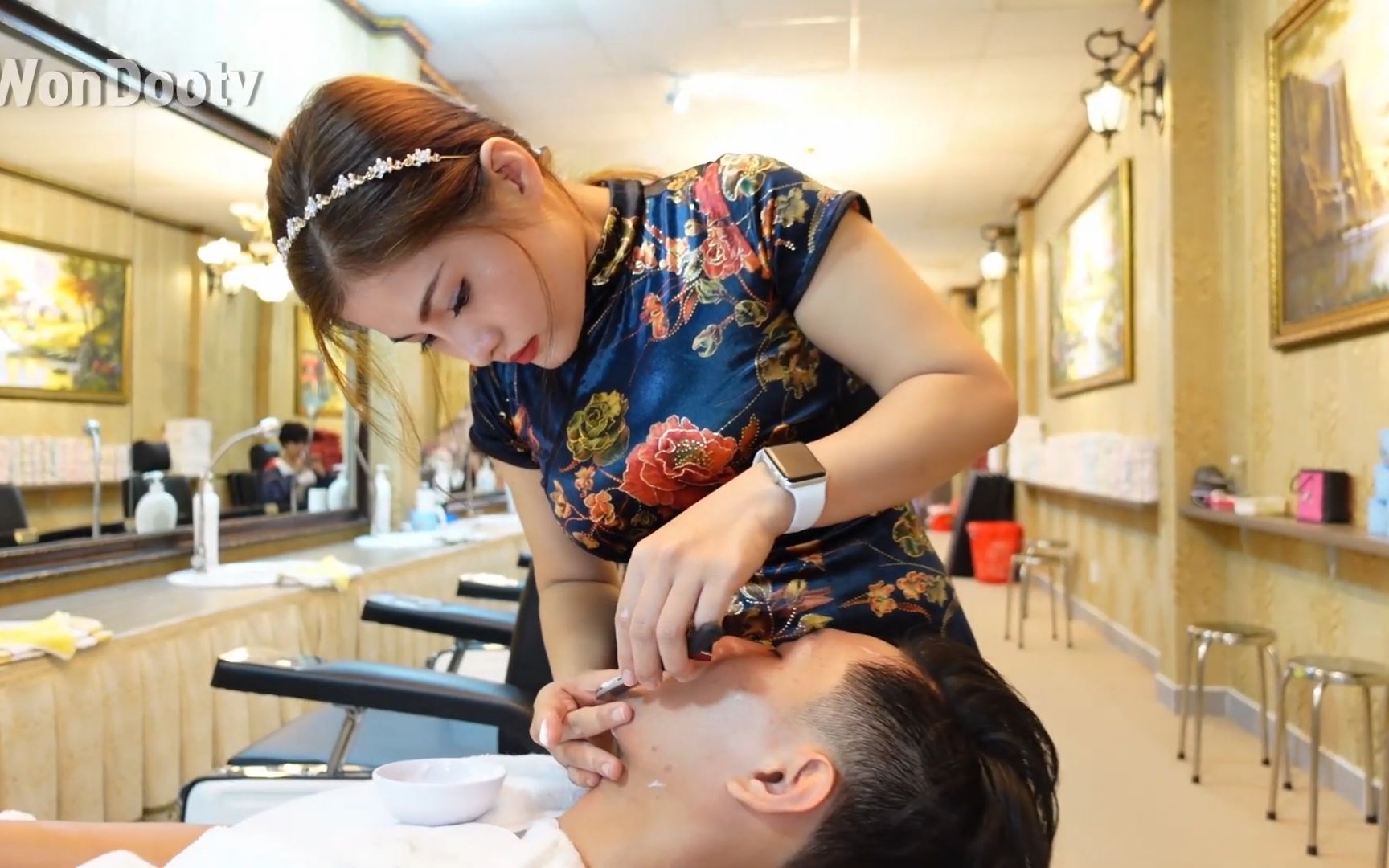 越南理发馆越南按摩理发师的日常生活脸部按摩越南按摩理发店剃须按摩