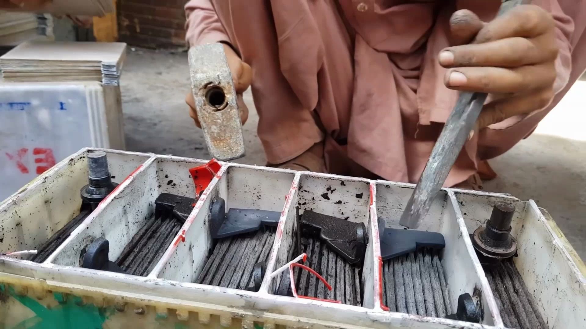 巴铁人民翻新铅酸蓄电池只要外壳还是好的就能给你修好