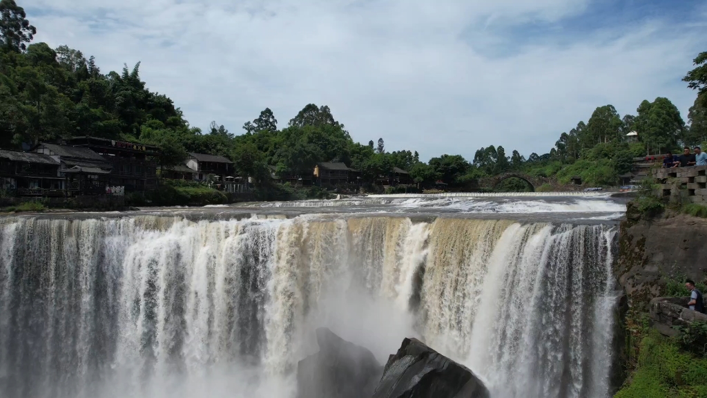 广安万春桥瀑布