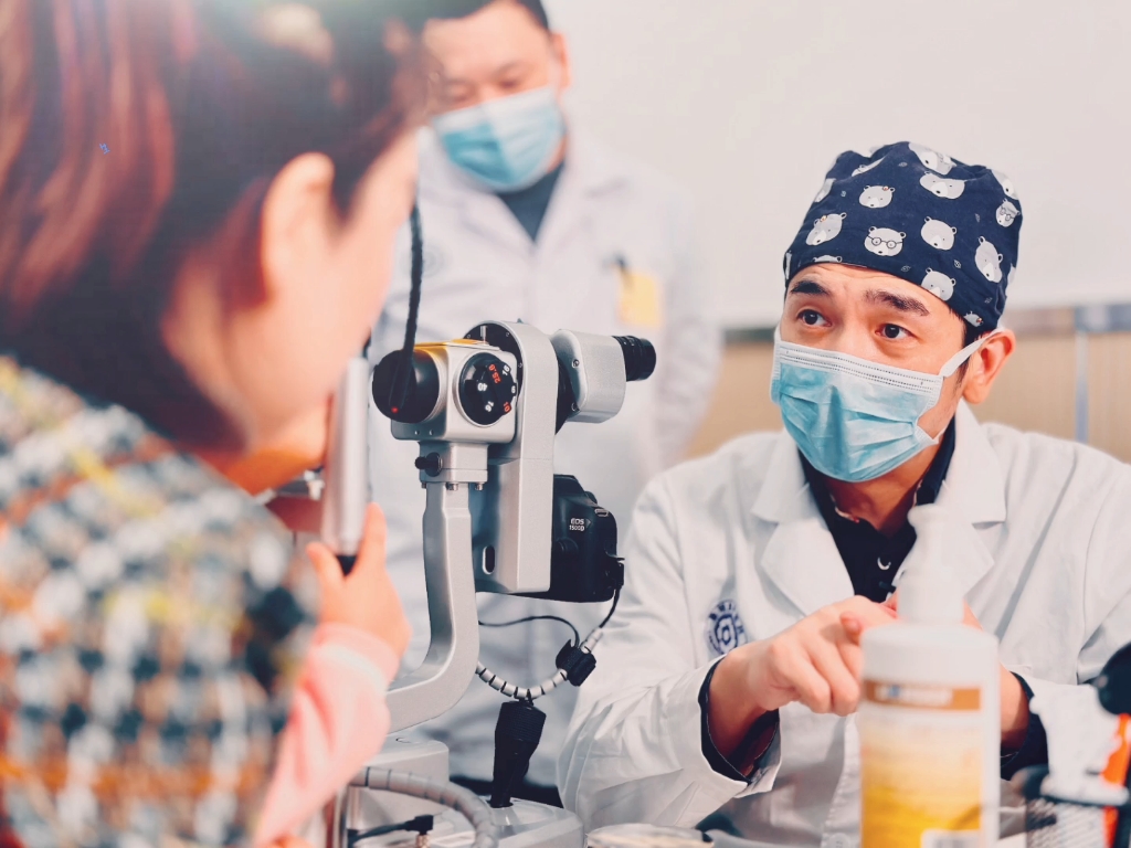 北大眼科医学博士/原北京同仁医院赵阳教授在太原康明眼科医院会诊