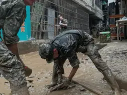 下载视频: 广西桂林洪水退去，武警官兵持续奋战在清淤一线（农文尖、施晨洲、刘晨；编辑：涂智秋）