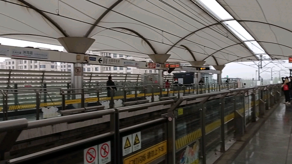 上海地铁6号线花木兰三世洲海路进站(终点站东方体育中心)