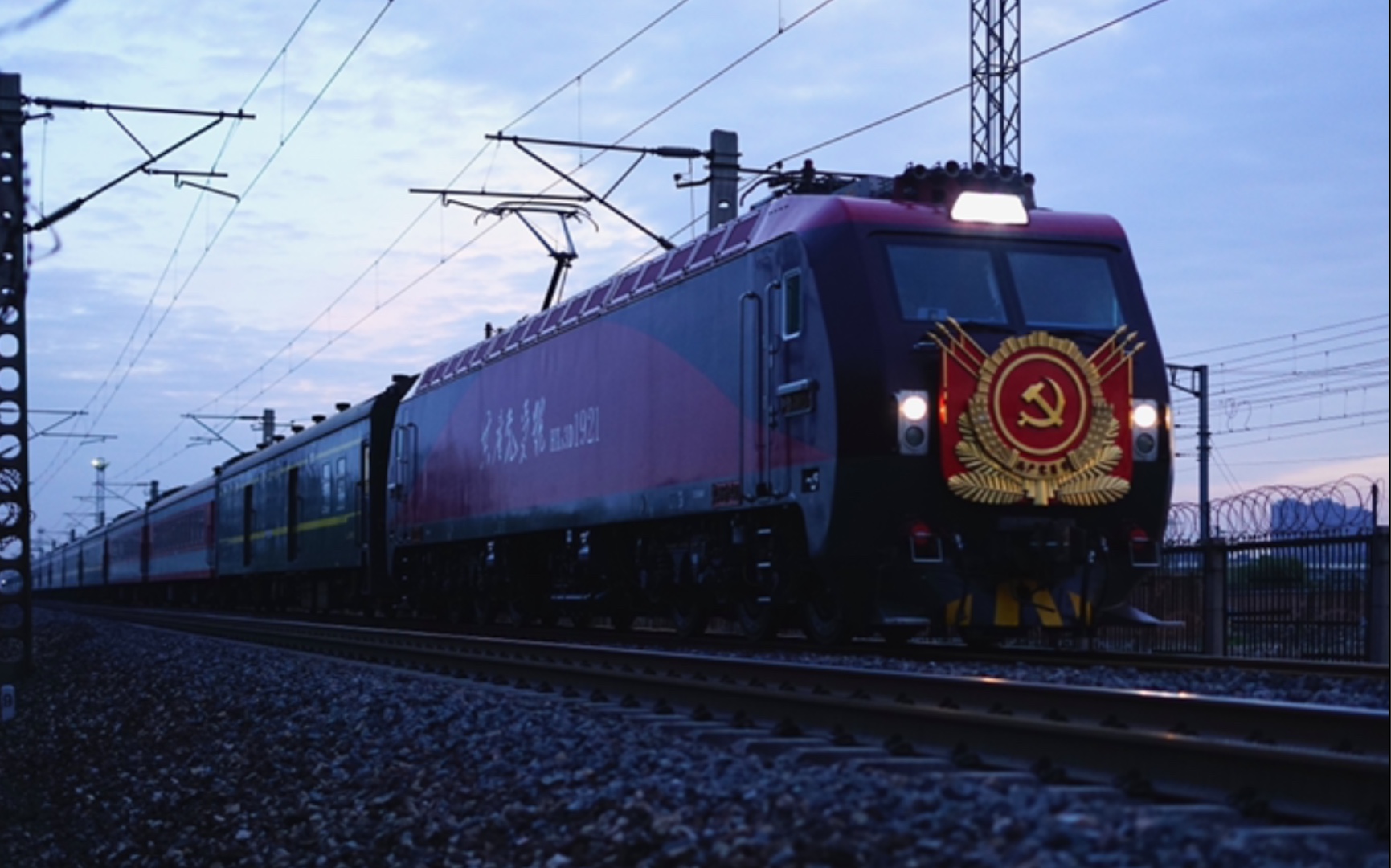 清晨hxd3d1921牵引k28次接近唐山站,交汇crh380bj担当的dj_哔哩哔哩