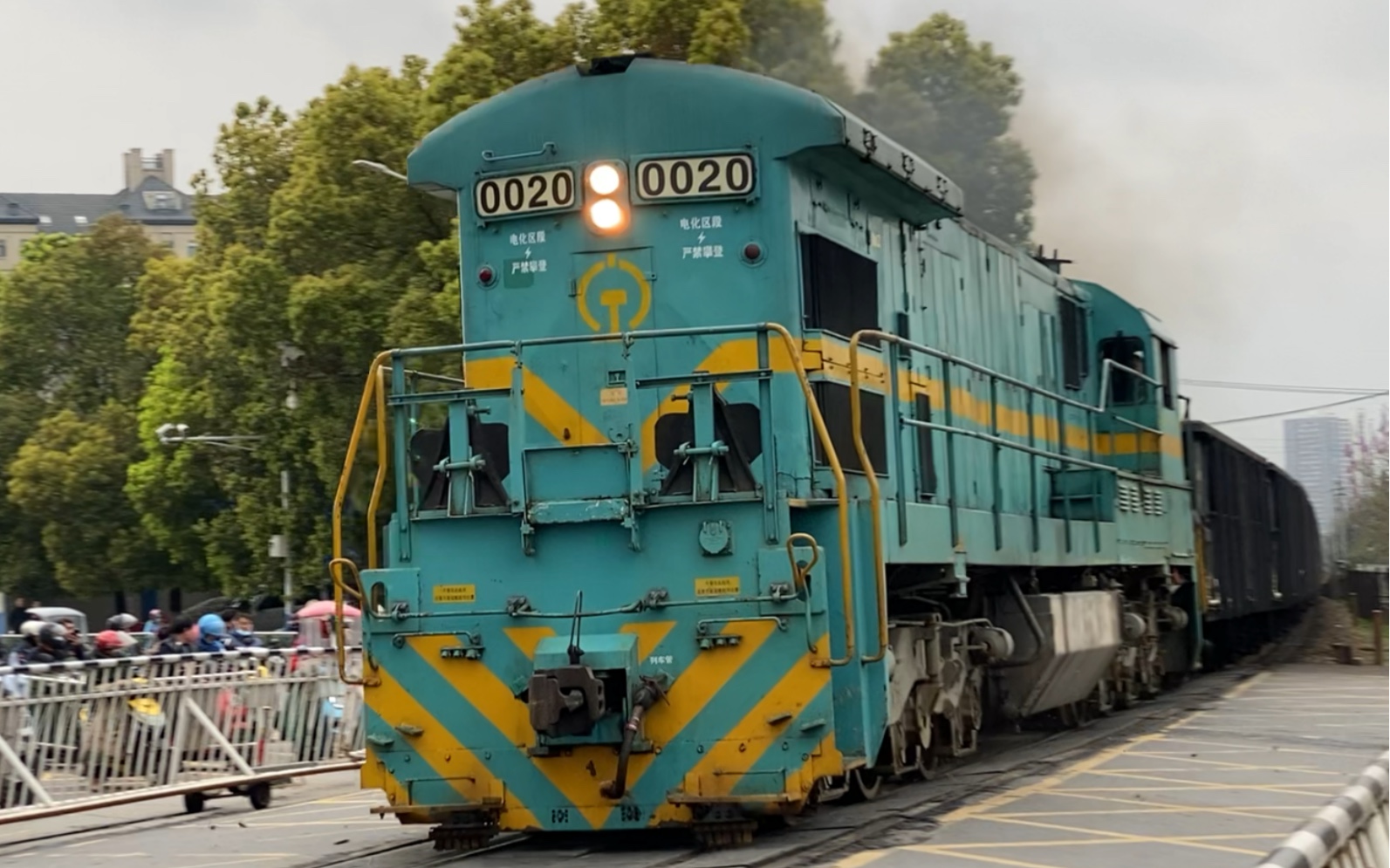 【中国铁路】nd5-0020小运转撅屁股通过中和桥_哔哩哔哩 (゜-゜)つロ