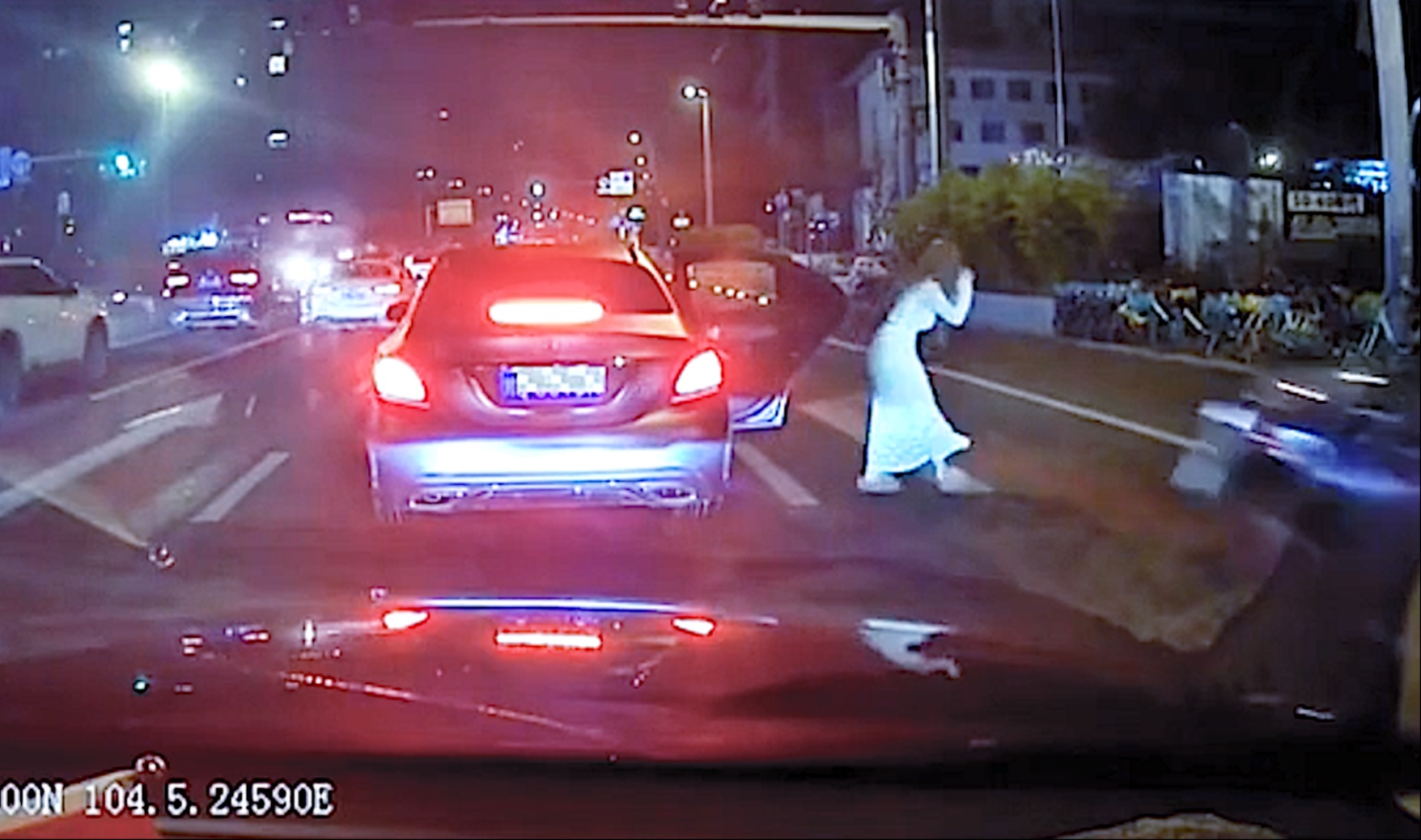 这种无脑的女人，真的活该