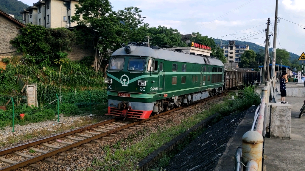 龙岩东支线翠屏山站货列下山