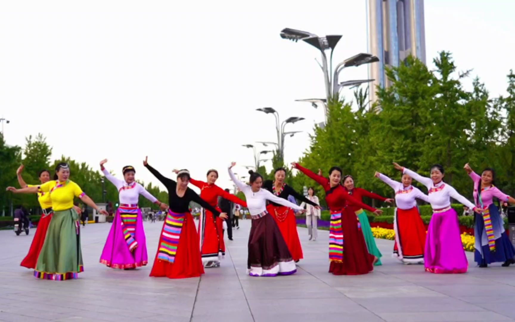 广场舞《花开的地方》优美藏舞,歌好听,舞蹈娴熟流畅