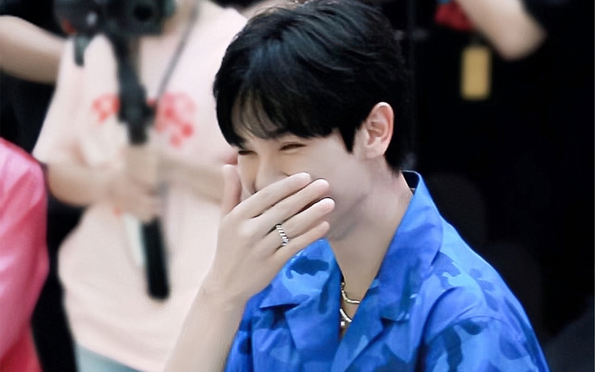 高卿尘害羞捂嘴笑也太甜了吧