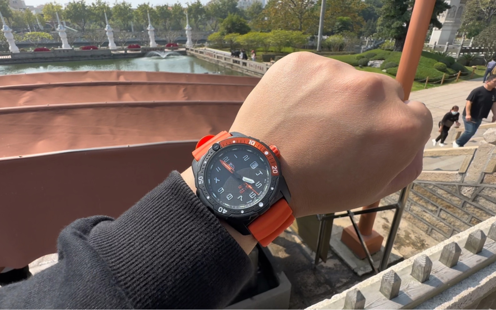 贝爷在综艺节目《荒野求生》经常佩戴的一款手表,雷美