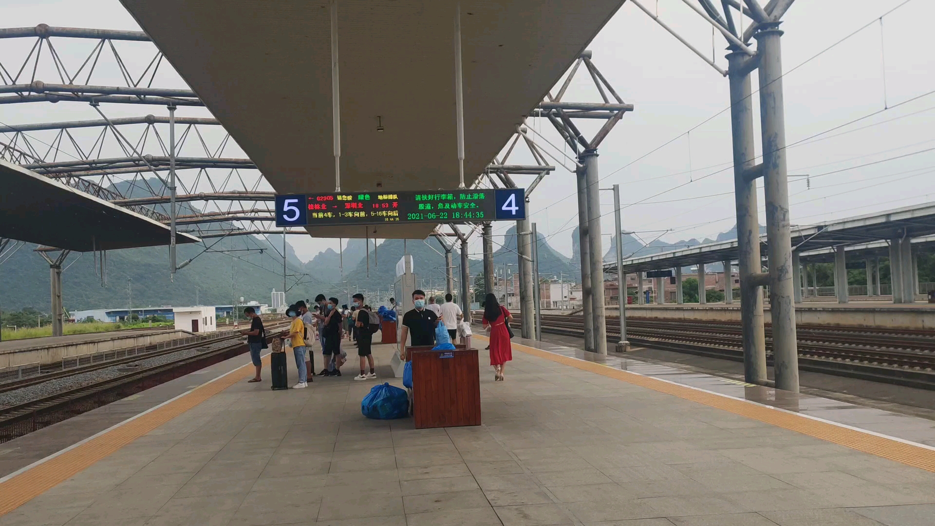 贺州站站台图片