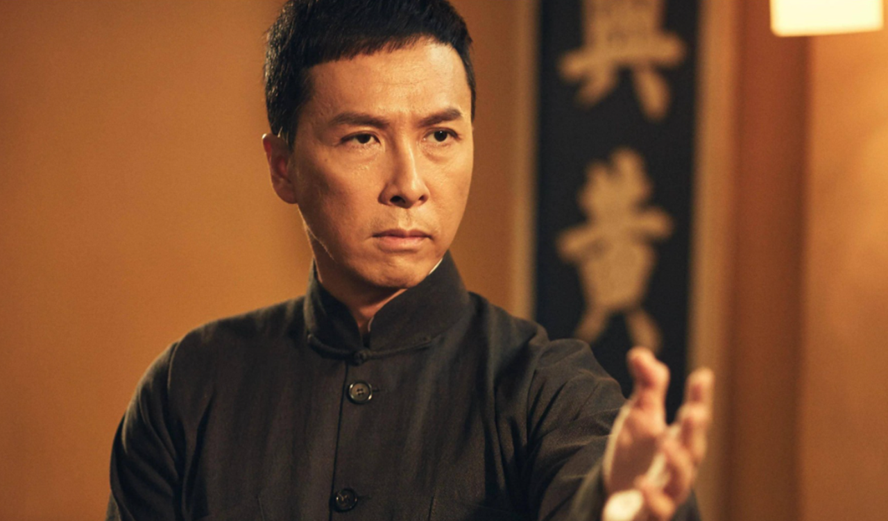 甄子丹家族8人盛装出席活动,大6岁岳母气质好,百亿妹夫很帅气