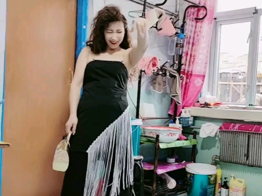 李大美对瘦子批判自己卖银的行为进行讥讽